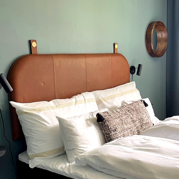 linkedin_bedroom_glossy_novignette